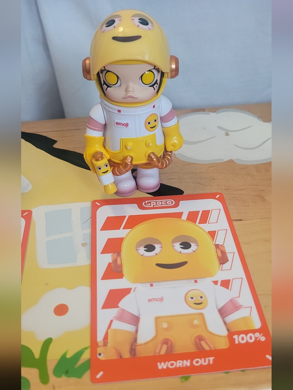 Pop Mart -Mega Space Molly 100% X Emoji - Worn Out